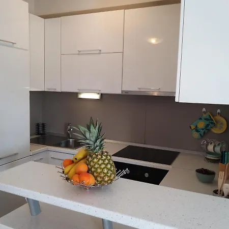 3 Bedroom With Terrace And Free Parking 아파트 *