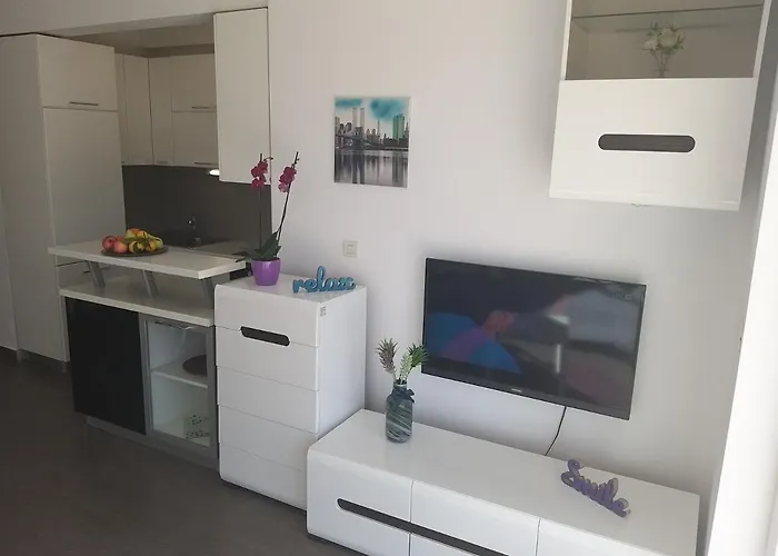 3 Bedroom With Terrace And Free Parking *