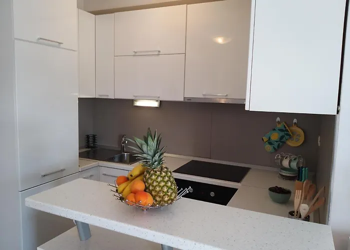 3 Bedroom With Terrace And Free Parking 아파트 *