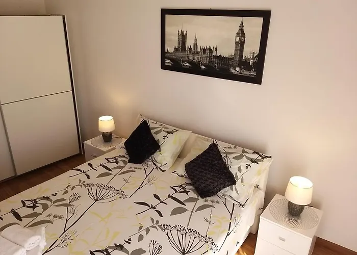 아파트 3 Bedroom With Terrace And Free Parking 스플리트