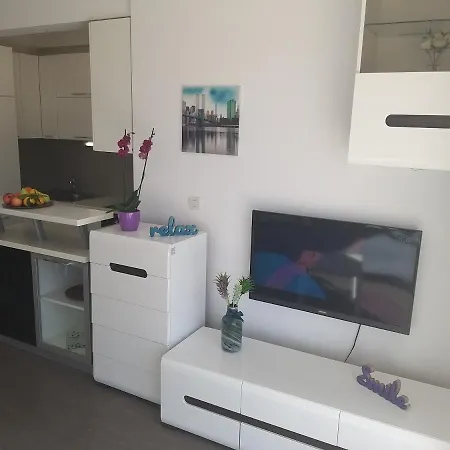 3 Bedroom With Terrace And Free Parking *