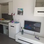 3 Bedroom With Terrace And Free Parking *